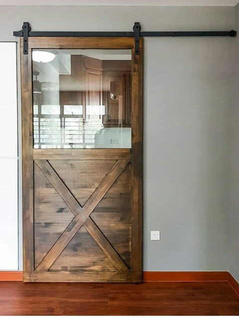 Μοντέρνα πόρτα από ξύλο